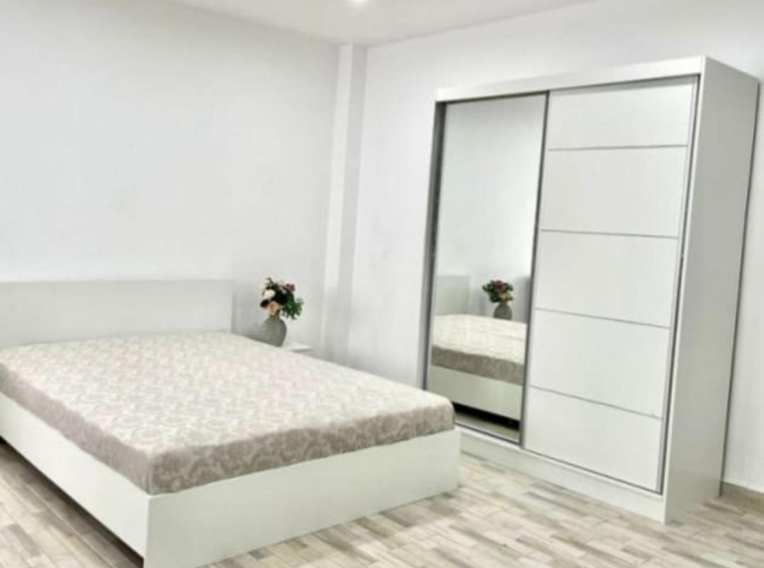 Apartament 3 Cam Grand Arena Bukarest Eksteriør billede